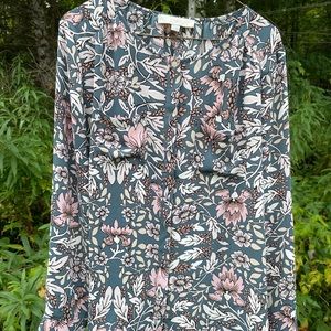 Loft size M women’s flowing flowered blouse. Stylish with front pockets